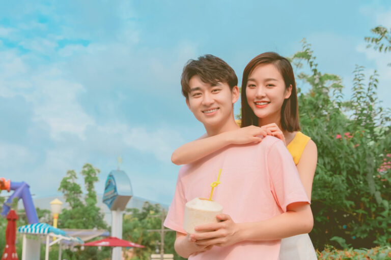 Lovepik_com-501780281-couple-coming-to-play-the-amusement-park